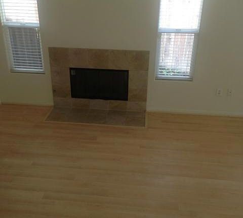 Natural gas fireplace