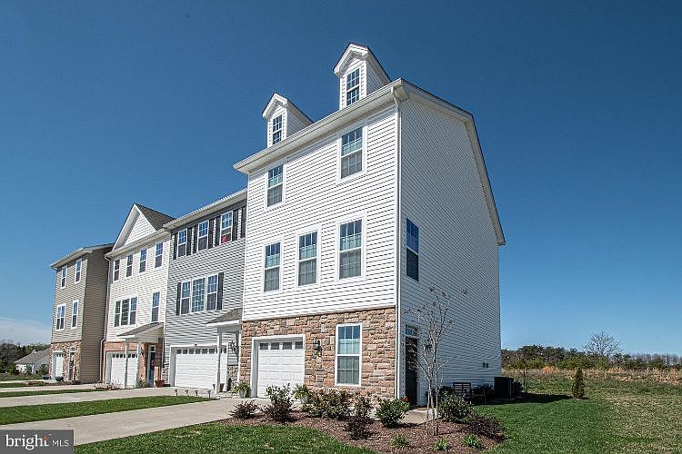 1st image of 119 Brockham Ct