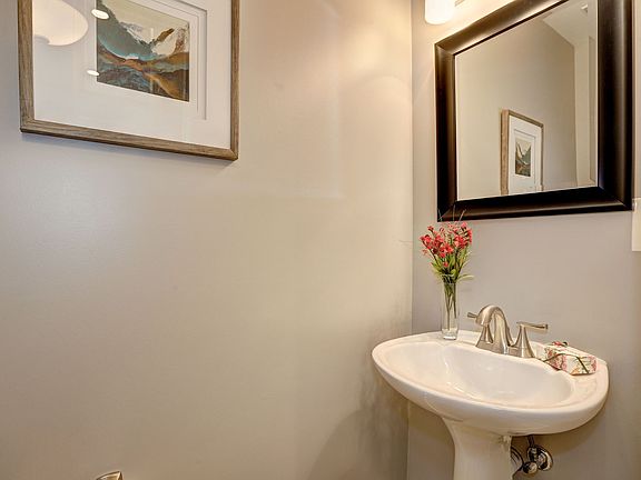 Guests' half bath