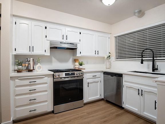 4th image of 818 W Grand Avenue