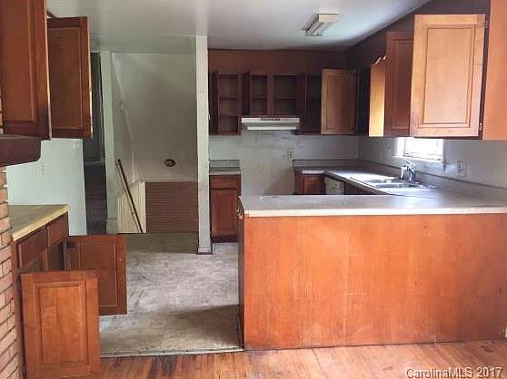 2nd image of 305 Bay St