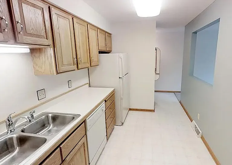 1114 Greenvale Ave W — Photo 6