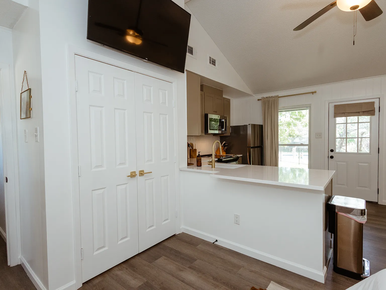 Studio, 700 sqft, $1,600 — Photo 4
