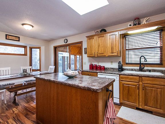 3rd image of 2859 Meadow Wood Dr