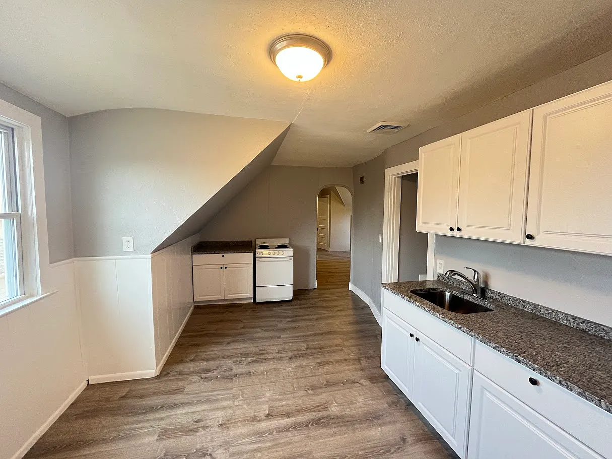 3 bed, $1,400 — Photo 2