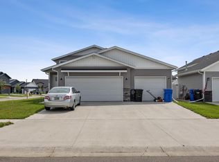 7208 26th St S, Fargo, ND 58104