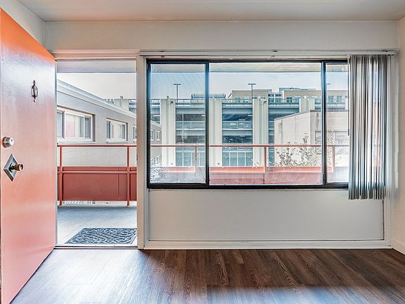 5th image of 1120 NE 43rd St #1-209