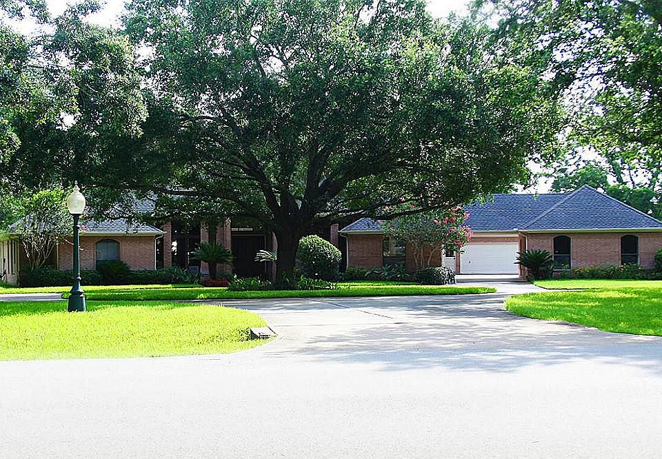 Welcome to Brynmawr Lake, a quiet, friendly neighborhood in Richmond, TX.