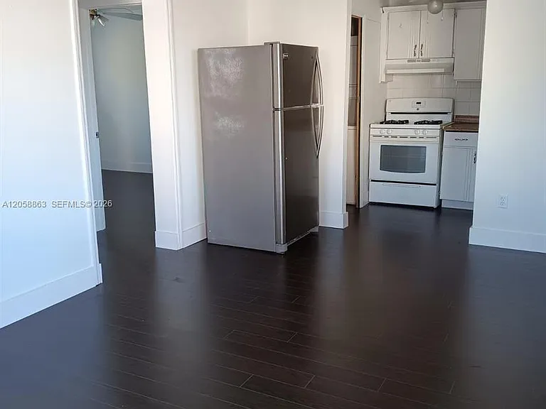 107 SW 18th Ct #12 — Photo 2