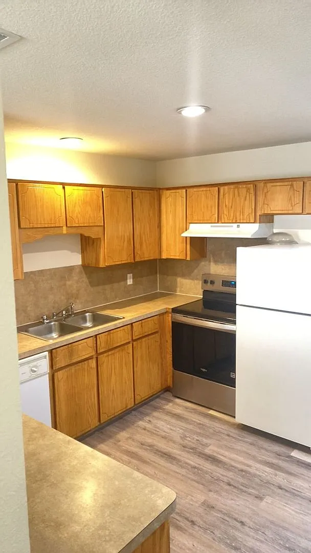 4400 Sylvia — Photo 3