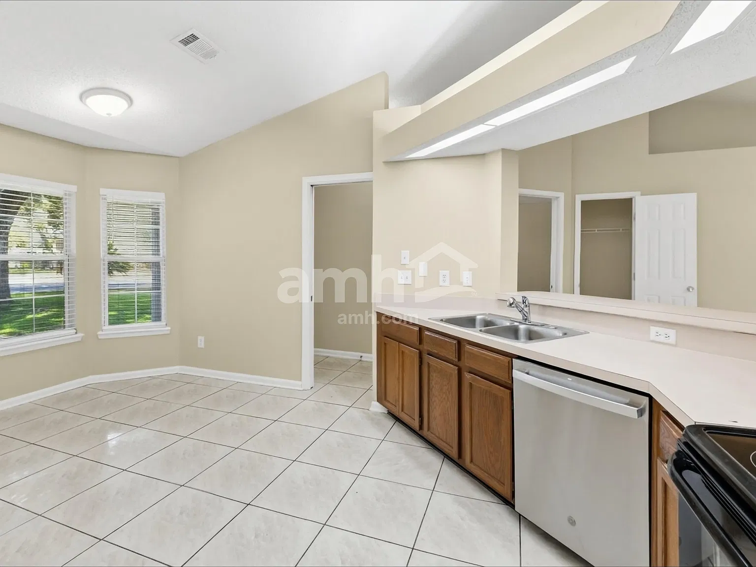 3 bed, 2.0 bath, 1441 sqft, $2,280 — Photo 4