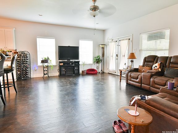 3rd image of 207 Maxwell