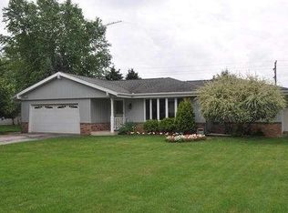 713 Fox Knoll Dr, Waterford, WI
