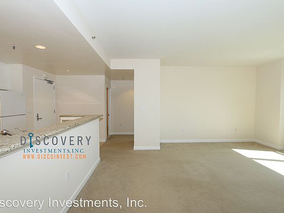 4th image of 250 King St Unit 578