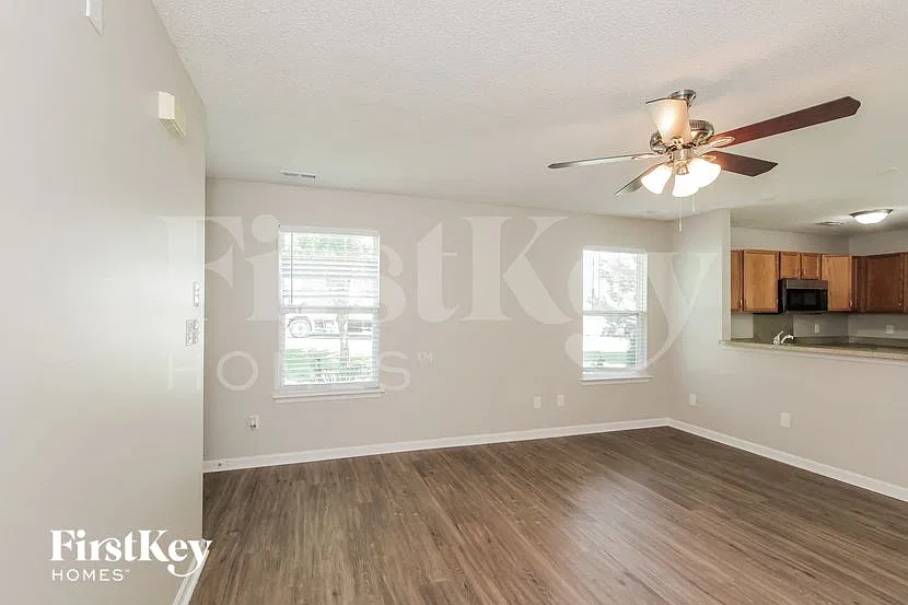 3 bed, 2.0 bath, 1129 sqft, $2,030 — Photo 4