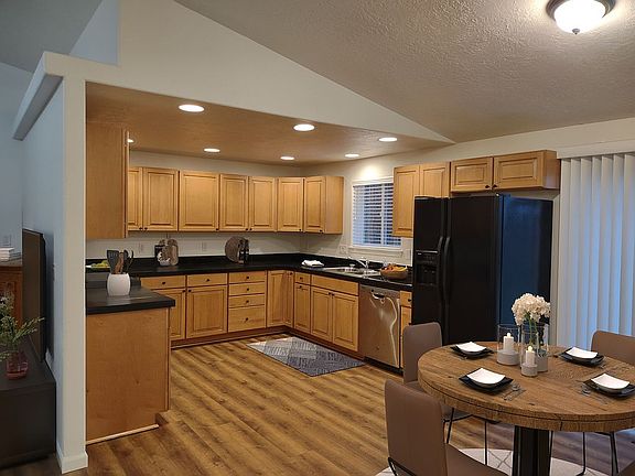 Kitchen & Dining Area