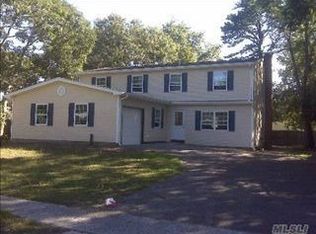 11 Plaza Ln, Selden, NY 11784