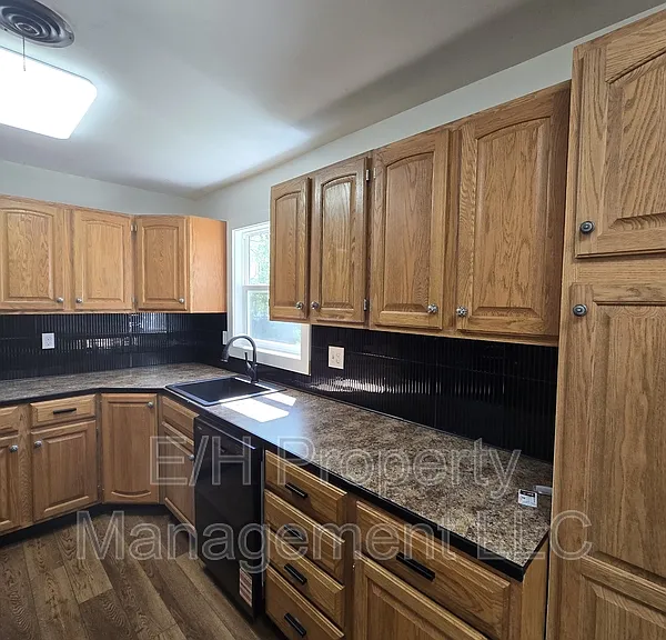 1121 E Luther St — Photo 7