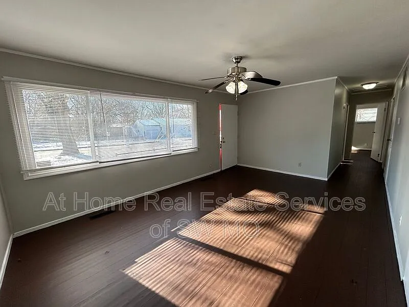 3 bed, 1.0 bath, 960 sqft, $980 — Photo 3