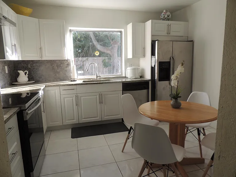 8234 SW 197th Ter — Photo 3