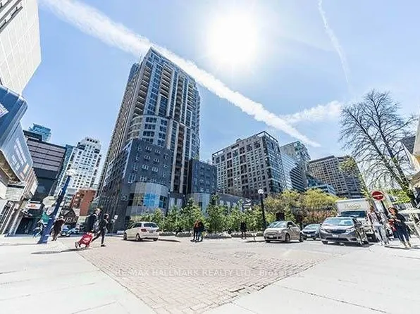 80 Cumberland St #307, Toronto, ON M5R 3V1