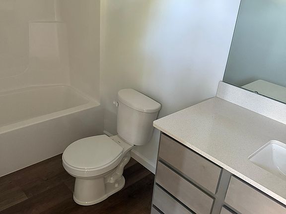 5th image of 1624 Holly Pl
