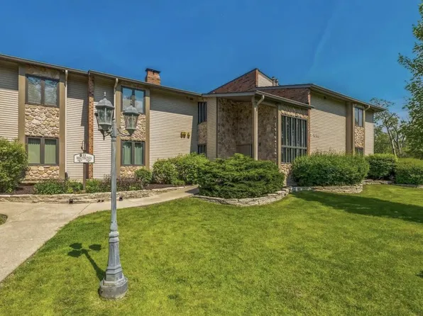 33 Abbey Villa CIRCLE #F, Fontana, WI 53125