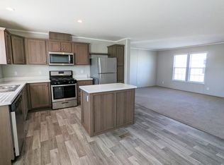 586 Delaware St, Belleville, MI 48111