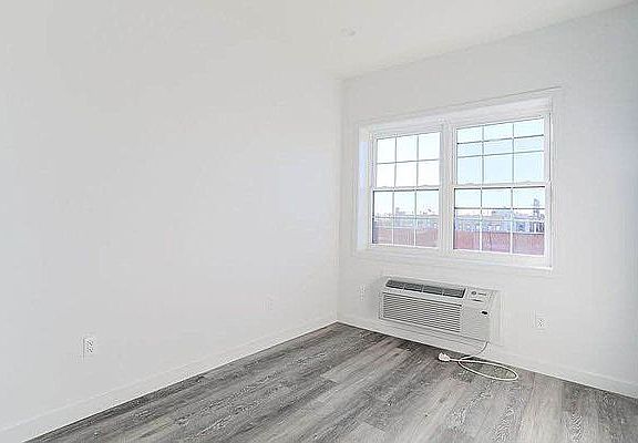 5th image of 1709 Park Pl #1L