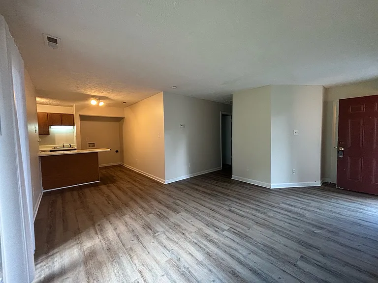1123 Southwood Dr #4 — Photo 2