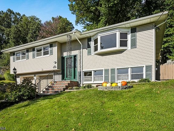 3rd image of 907 Pleasant Valley Way