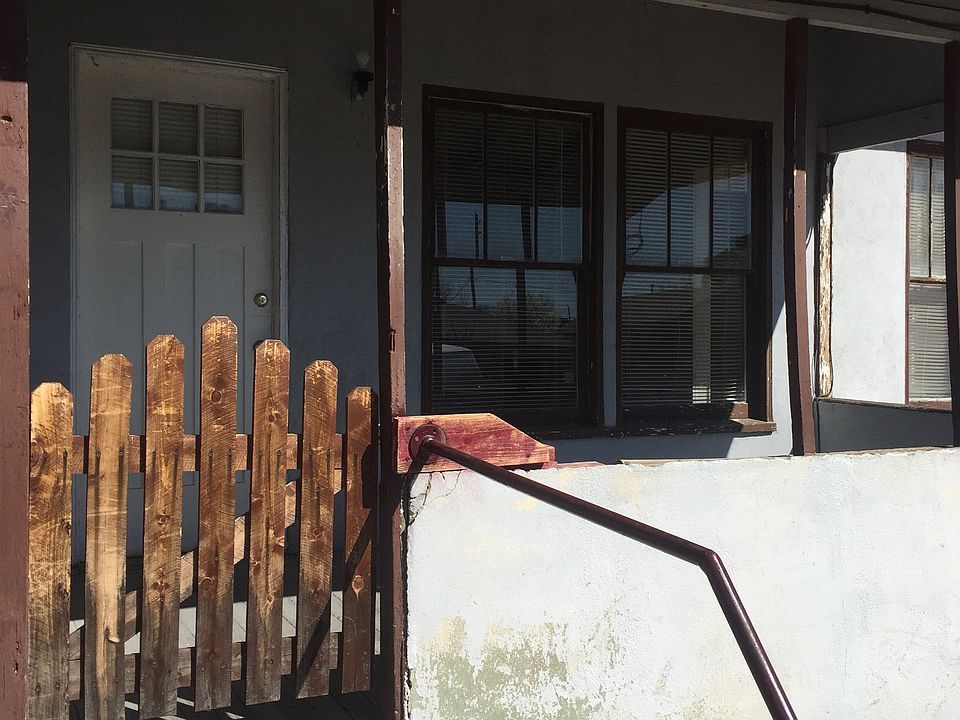 1st image of 203 E Oak St