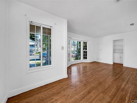 3rd image of 6613 Hayvenhurst Ave