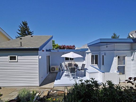 Private back yard with entertaining deck, don't miss the fishpond!