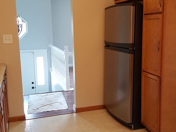 5th image of 108 Rose Ct S