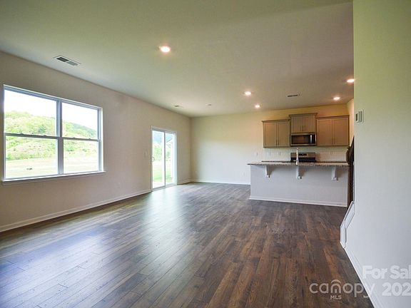 5th image of 64 Woodvale Dr