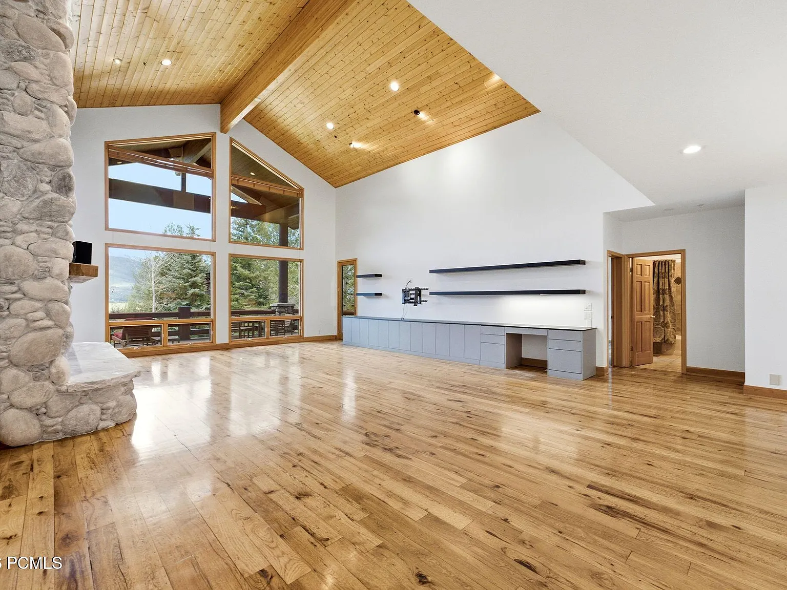 5 bed, 4.5 bath, 4900 sqft, $13,000 — Photo 4