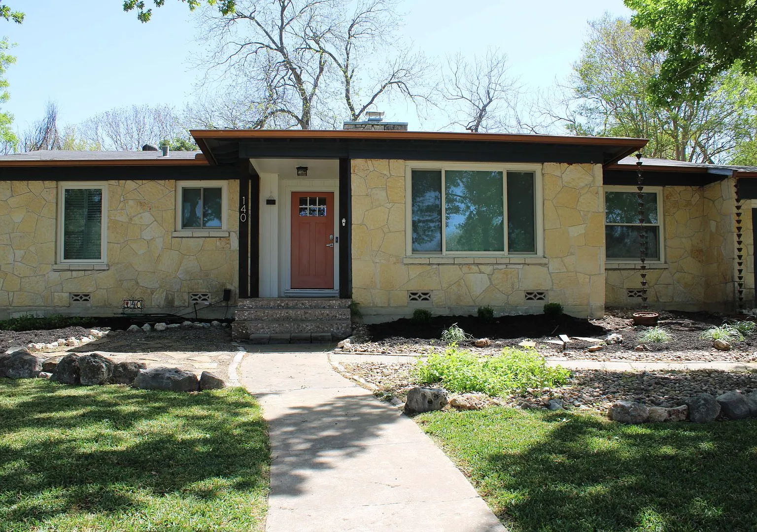 2-Bedroom In Terrell Hills — Photo 2