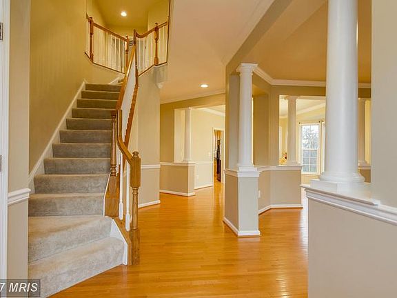 Welcoming foyer entry w/ hall closet