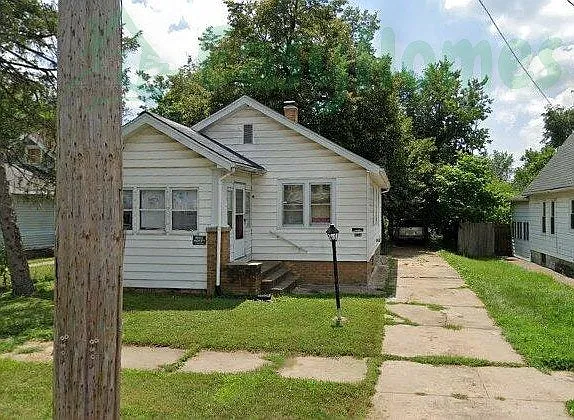 824 W Macqueen Ave