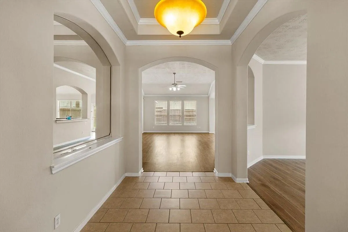 4 bed, 2.0 bath, 2494 sqft, $2,200 — Photo 4