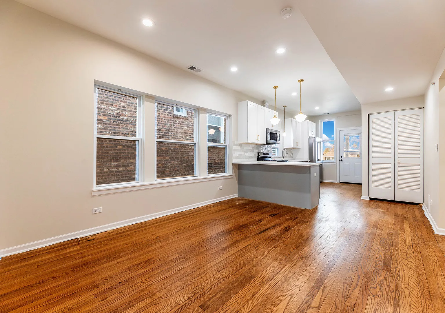 2 bed, 1100 sqft, $2,400 — Photo 3