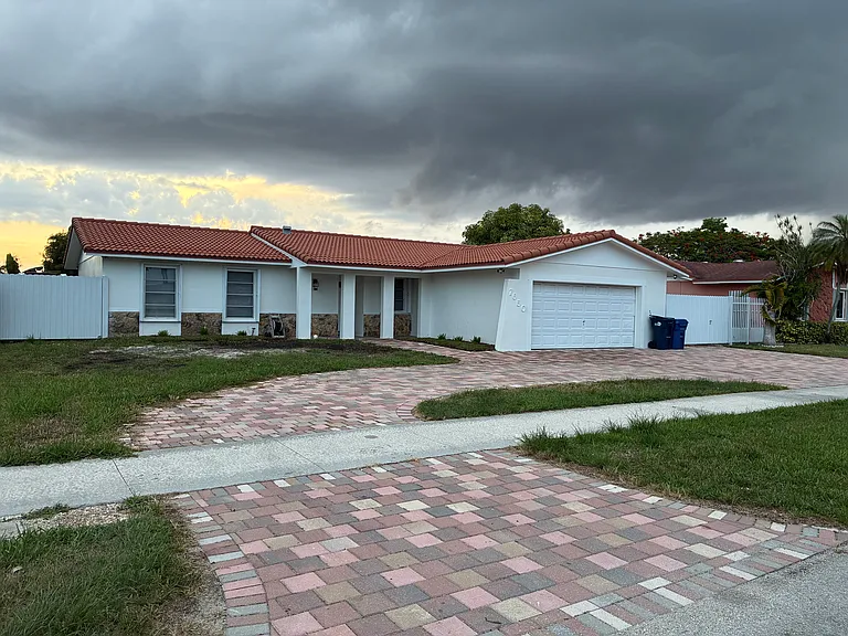7650 SW 133rd Ave — Photo 1
