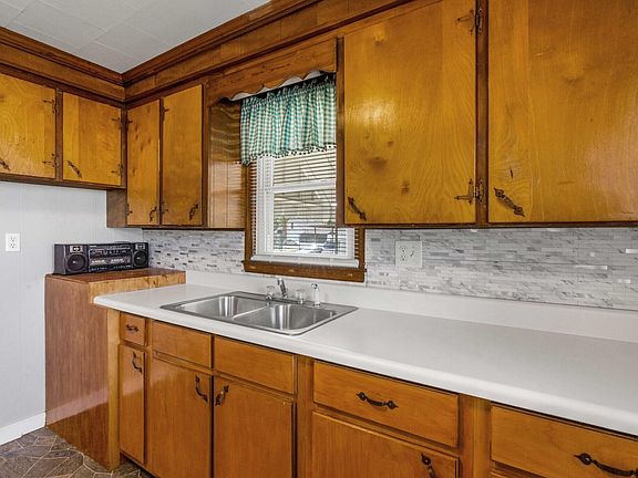 4th image of 231 Miller St