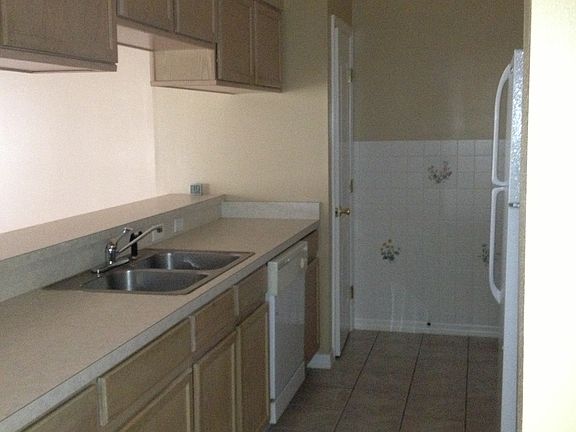 4th image of 634 Villa Ct