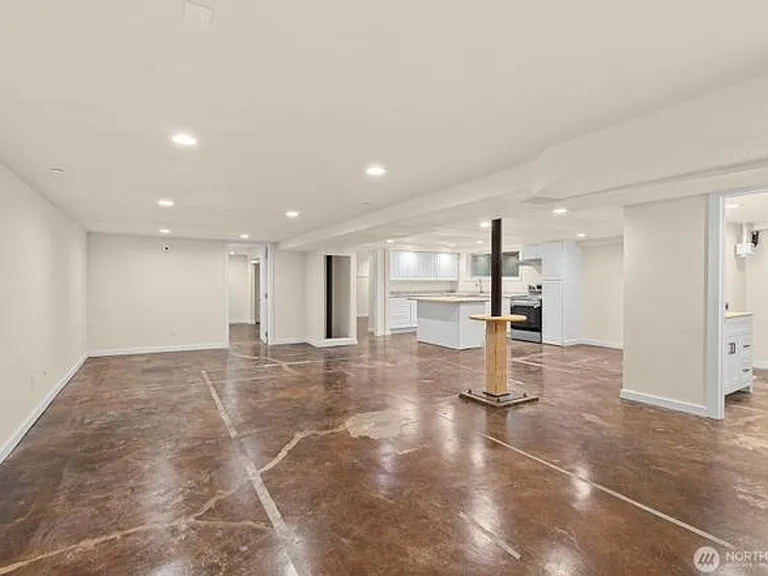 501 N Oak St — Photo 8