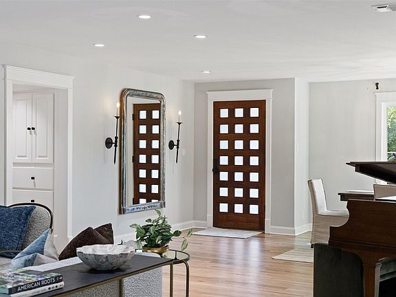 4th image of 8805 Point West Dr