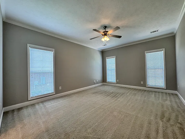 Main Bedroom - 16'11"x12'11"