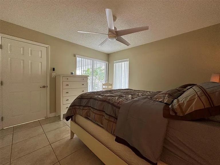 17801 N Bay Rd #212 — Photo 36