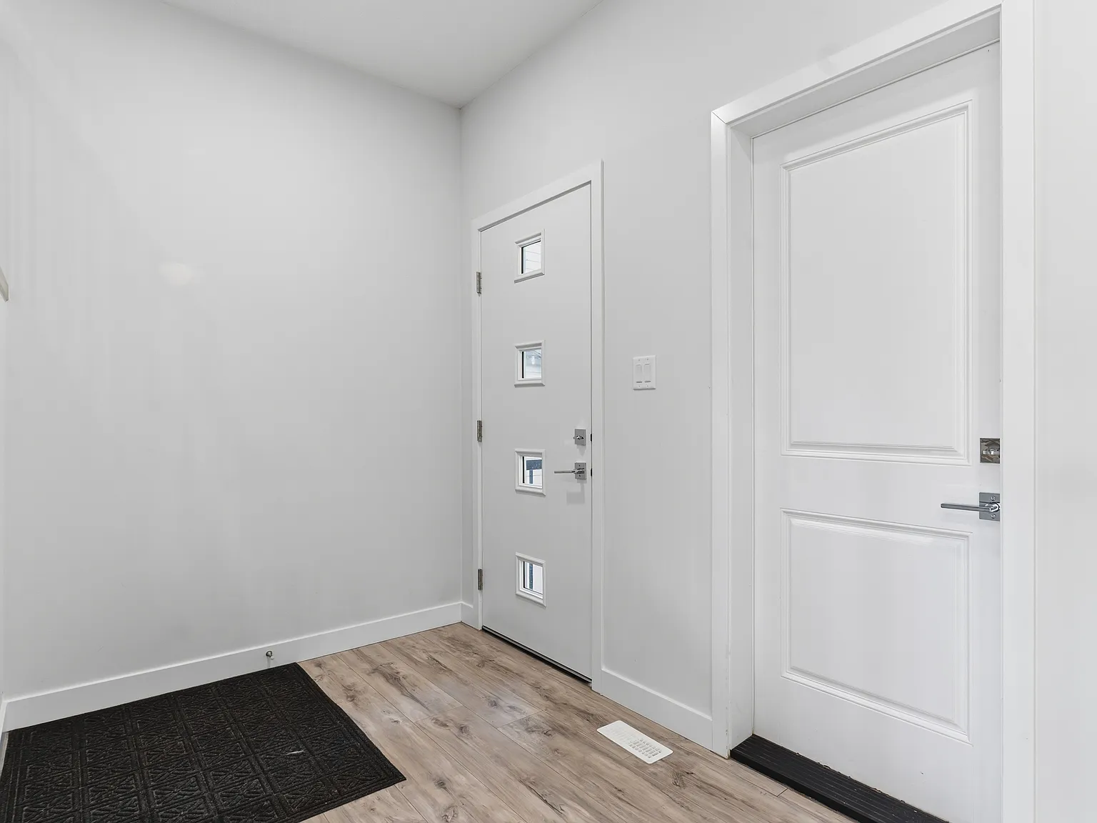 Modern 3 Bedroom Upper Floor Duplex with Double Garage in Chappelle — Photo 2